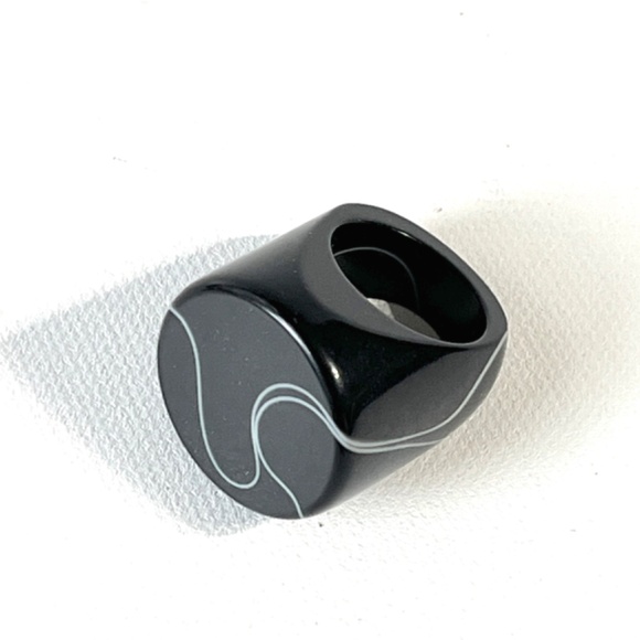 Vintage Size 6.25 Lucite Ring Chunky Flat Top Dome Black Swirl Unisex Geometric - Picture 2 of 13